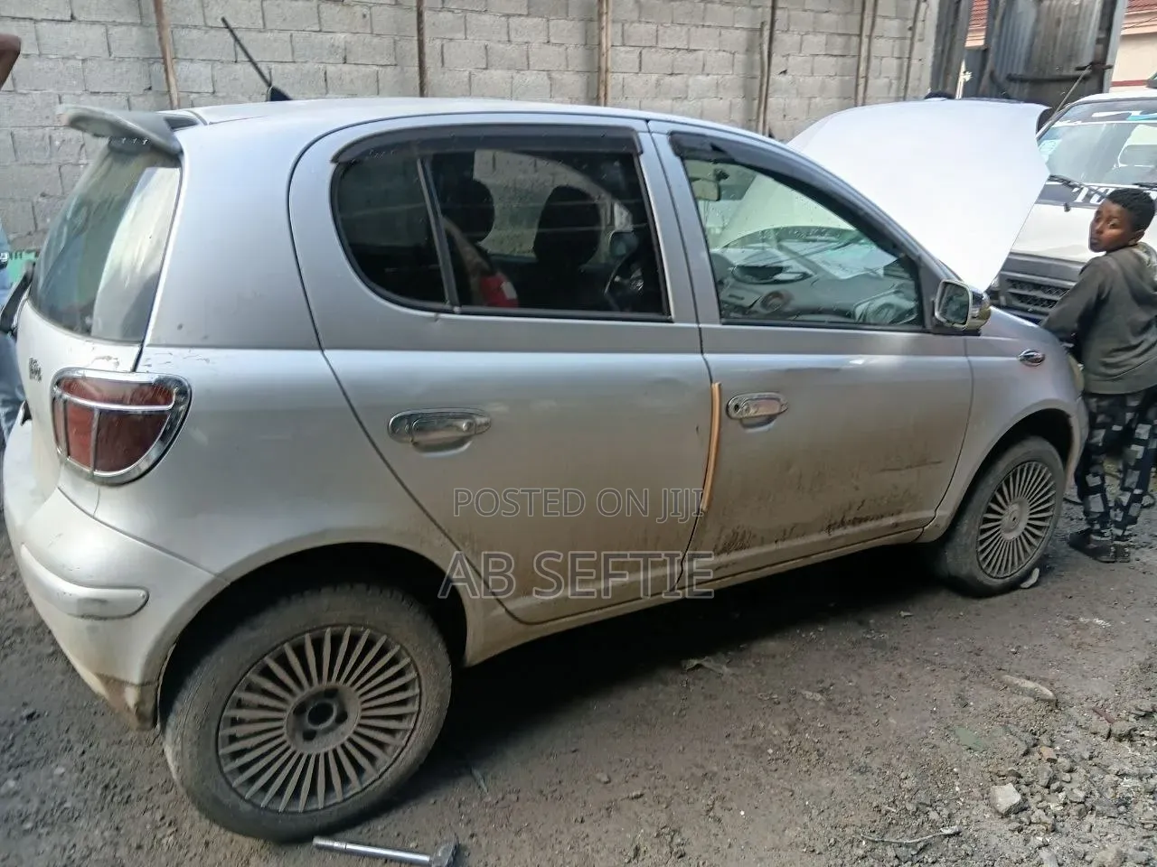 Toyota Vitz 2000 Silver