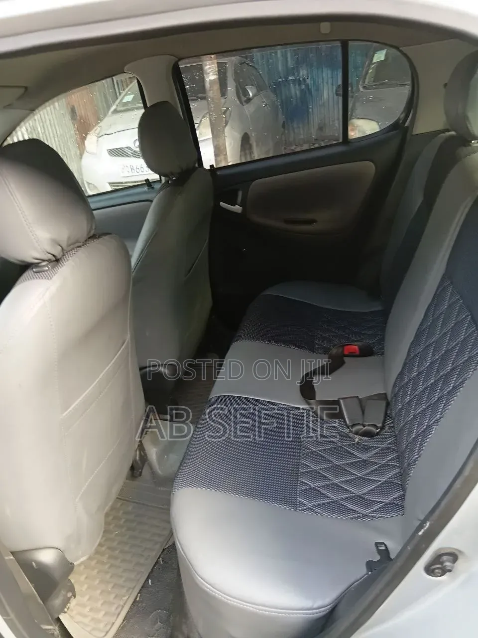 Toyota Vitz 2000 Silver