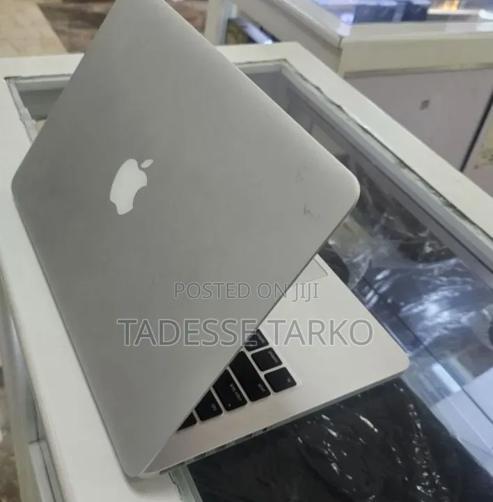 New Laptop Apple MacBook Pro 2015 8GB Intel Core i5 SSD 256GB