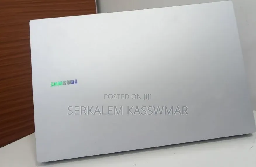 New Laptop Samsung Galaxy Book4 8GB Intel Core i5 SSD 512GB