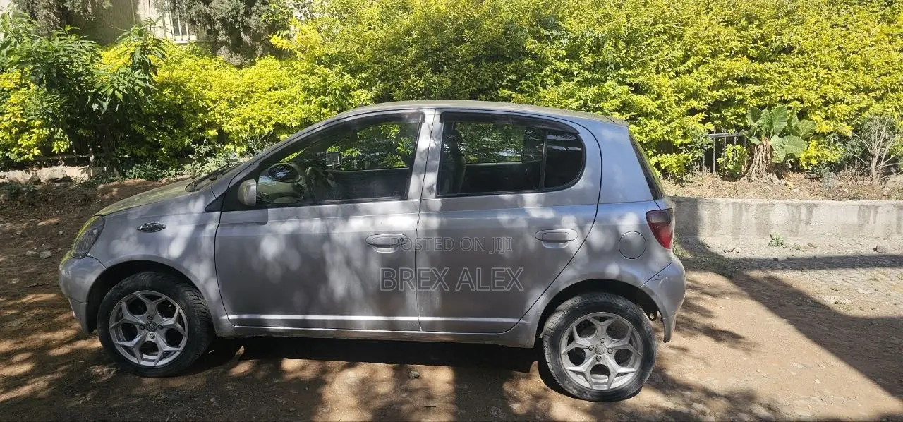 Toyota Vitz 2002 Silver