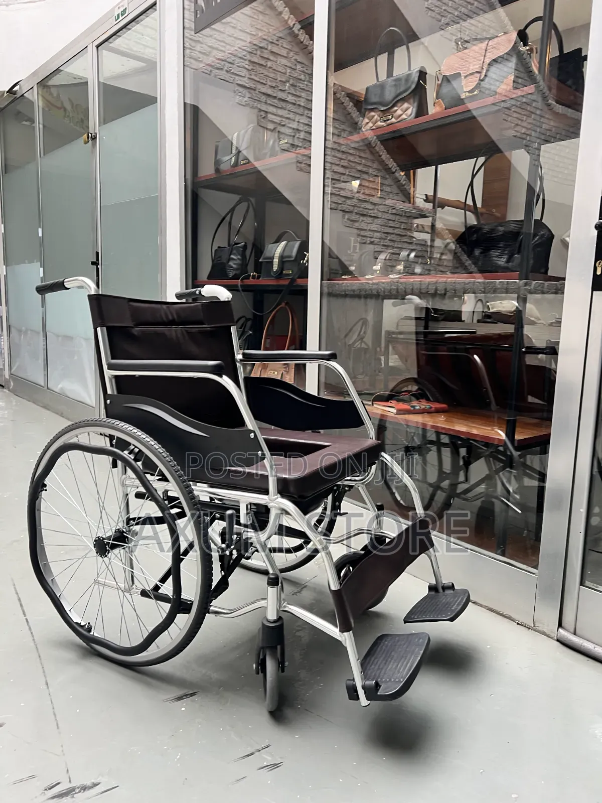 ምቹ መቀመጫ ያለው ዊልቸር — Wheelchair With Comfortable Seat