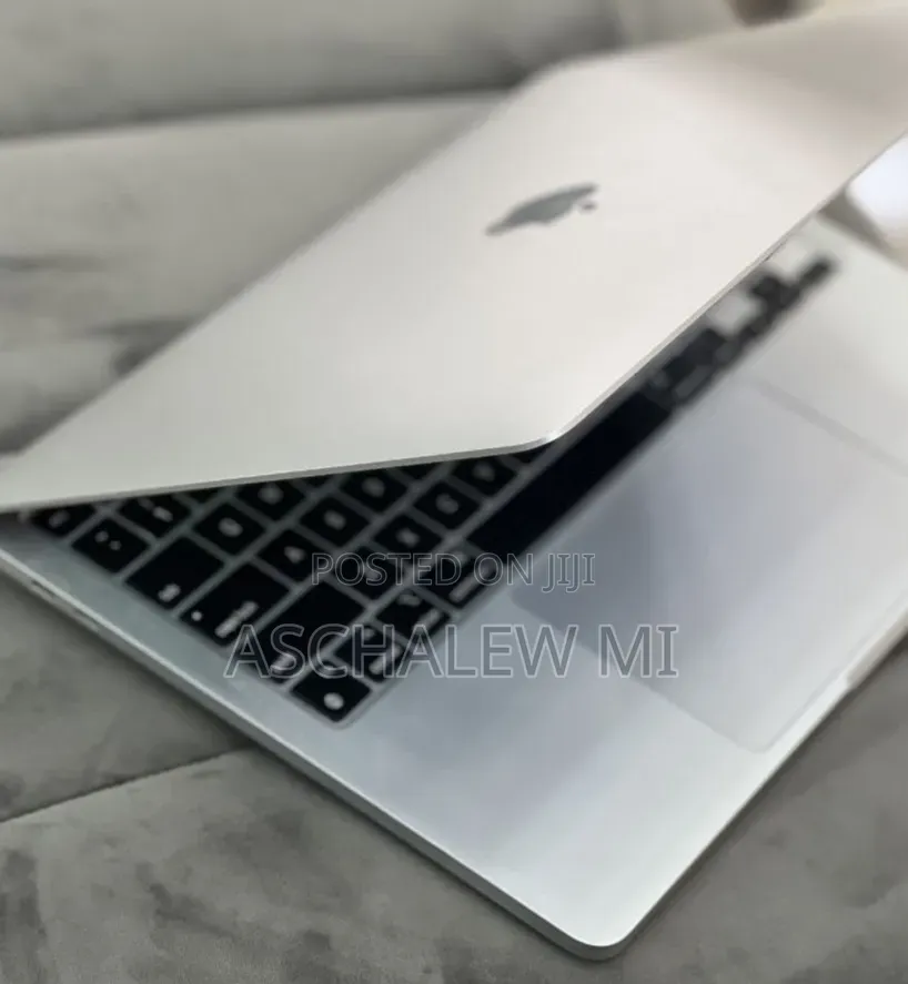 New Laptop Apple MacBook Pro 2022 M2 8GB Apple M2 SSD 512GB