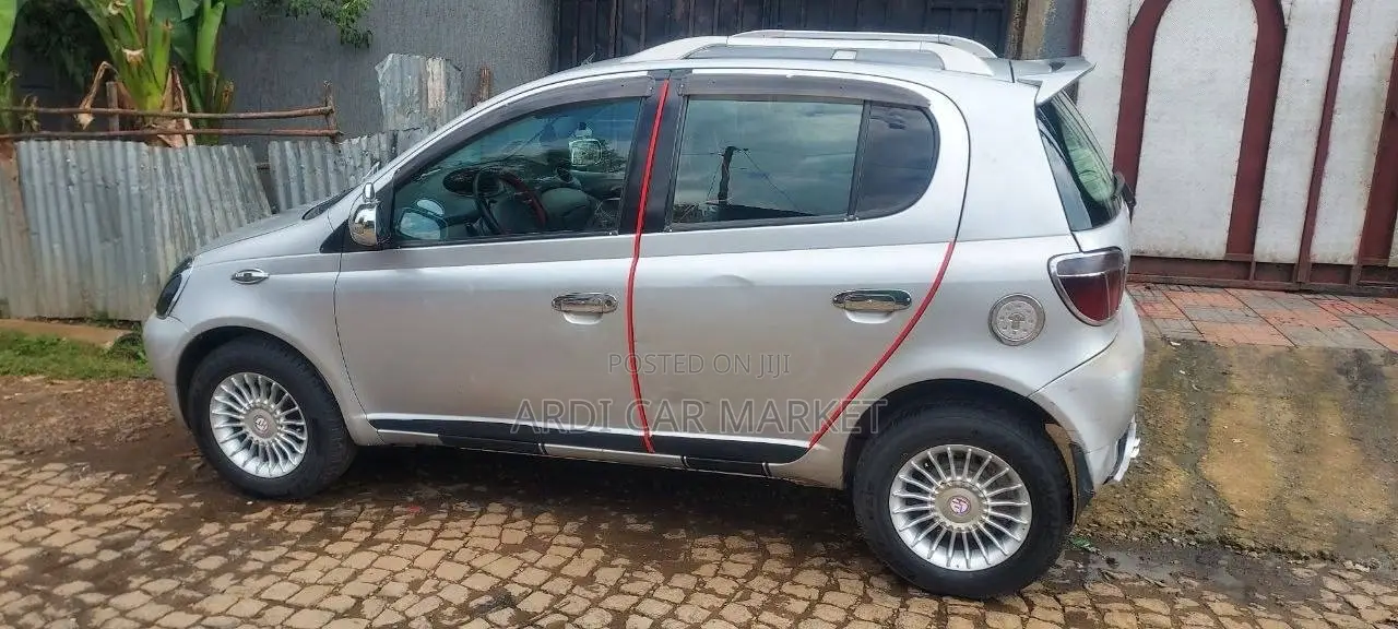 Toyota Vitz 2000 Silver