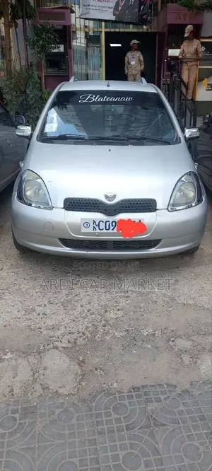 Toyota Vitz 2000 Silver