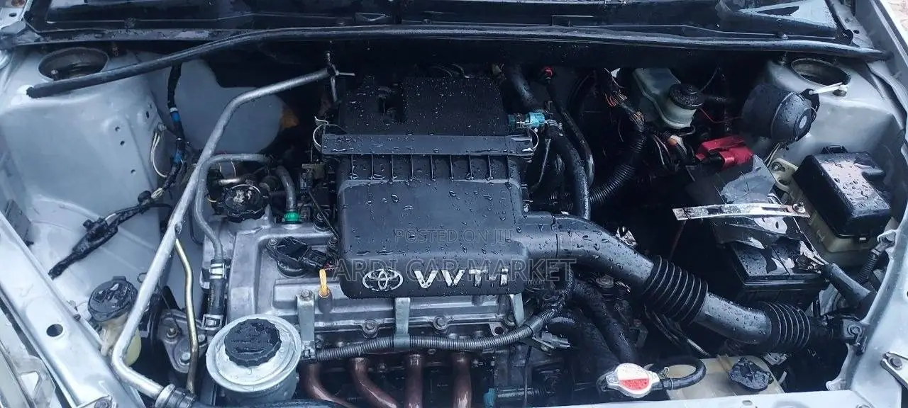 Toyota Vitz 2000 Silver