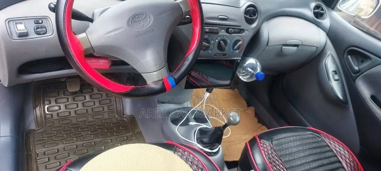 Toyota Vitz 2000 Silver