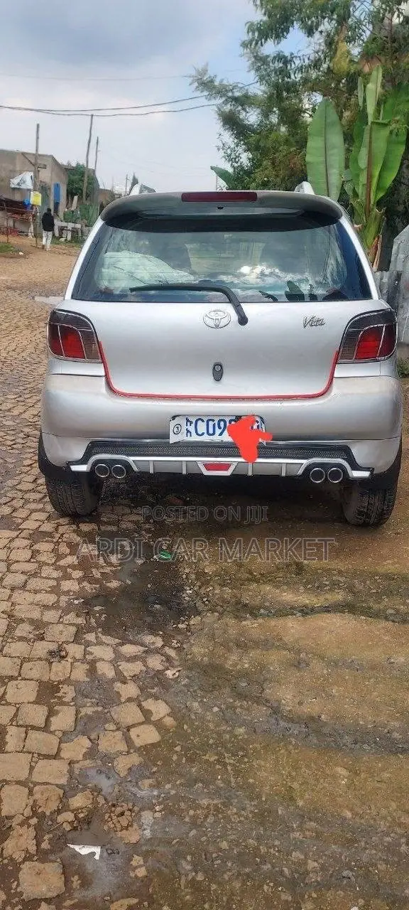 Toyota Vitz 2000 Silver