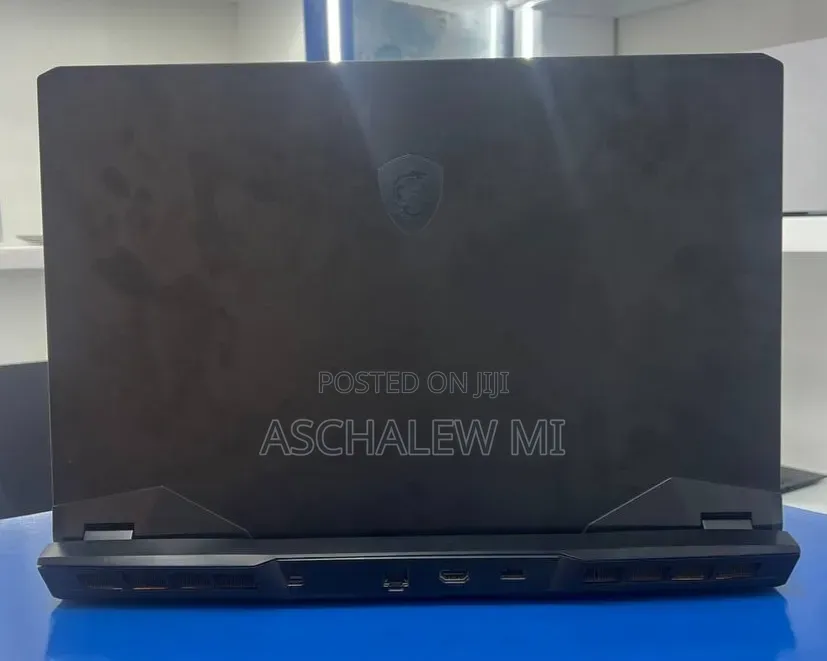 New Laptop MSI Creator 17 B11UG-223 16GB Intel Core i7 SSD 512GB