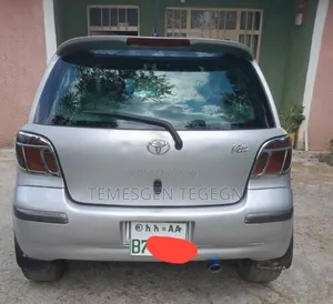 Toyota Vitz 2004 Silver