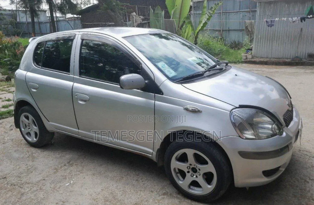 Toyota Vitz 2004 Silver