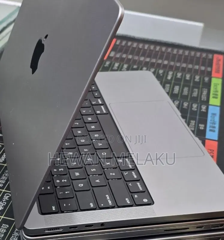 New Laptop Apple MacBook Pro 2020 M1 32GB Apple M1 Pro SSD 512GB