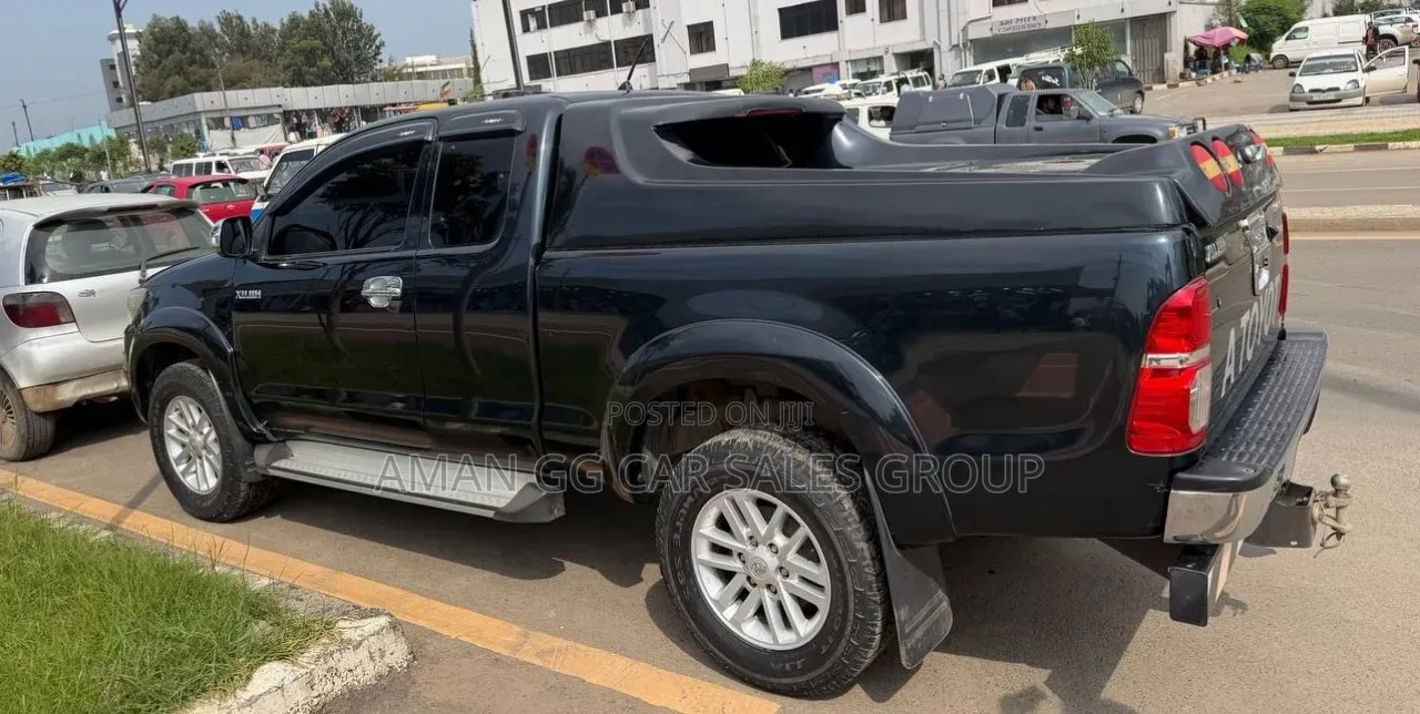 Toyota Hilux 2014 Black