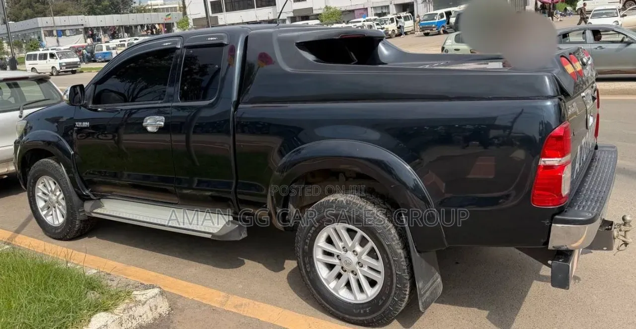 Toyota Hilux 2014 Black