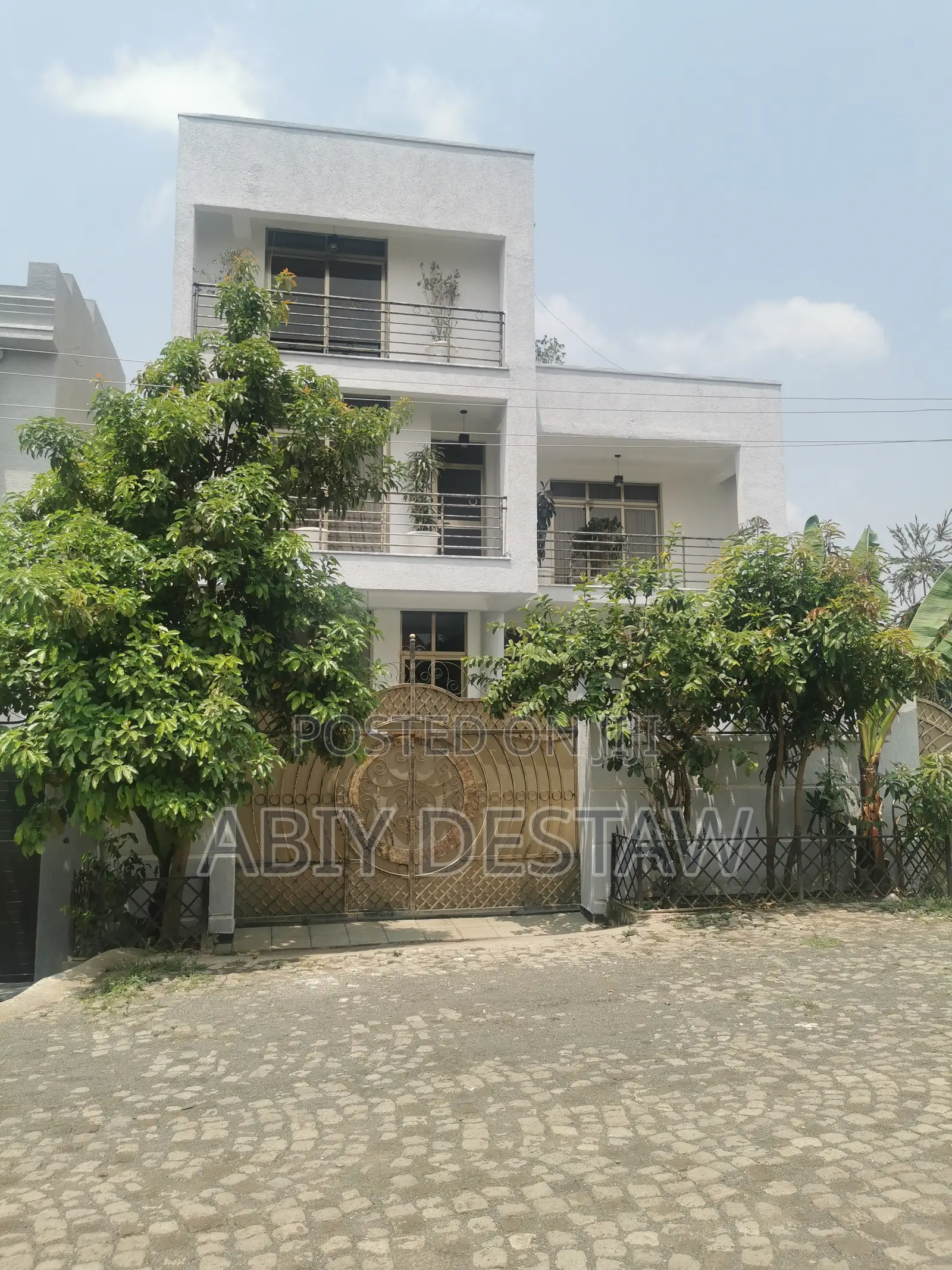 Furnished 4bdrm Villa in Bole for sale