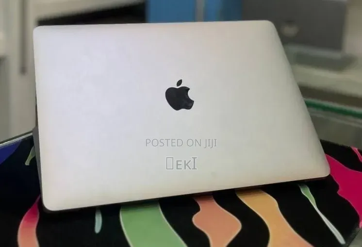New Laptop Apple MacBook Pro 2020 M1 8GB Apple M1 SSD 256GB