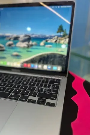 New Laptop Apple MacBook Pro 2020 M1 8GB Apple M1 SSD 256GB