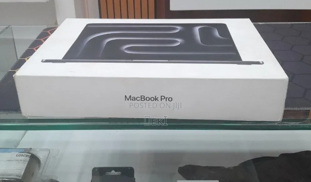 New Laptop Apple MacBook Pro 2025 M5 16GB Apple M5 SSD 512GB
