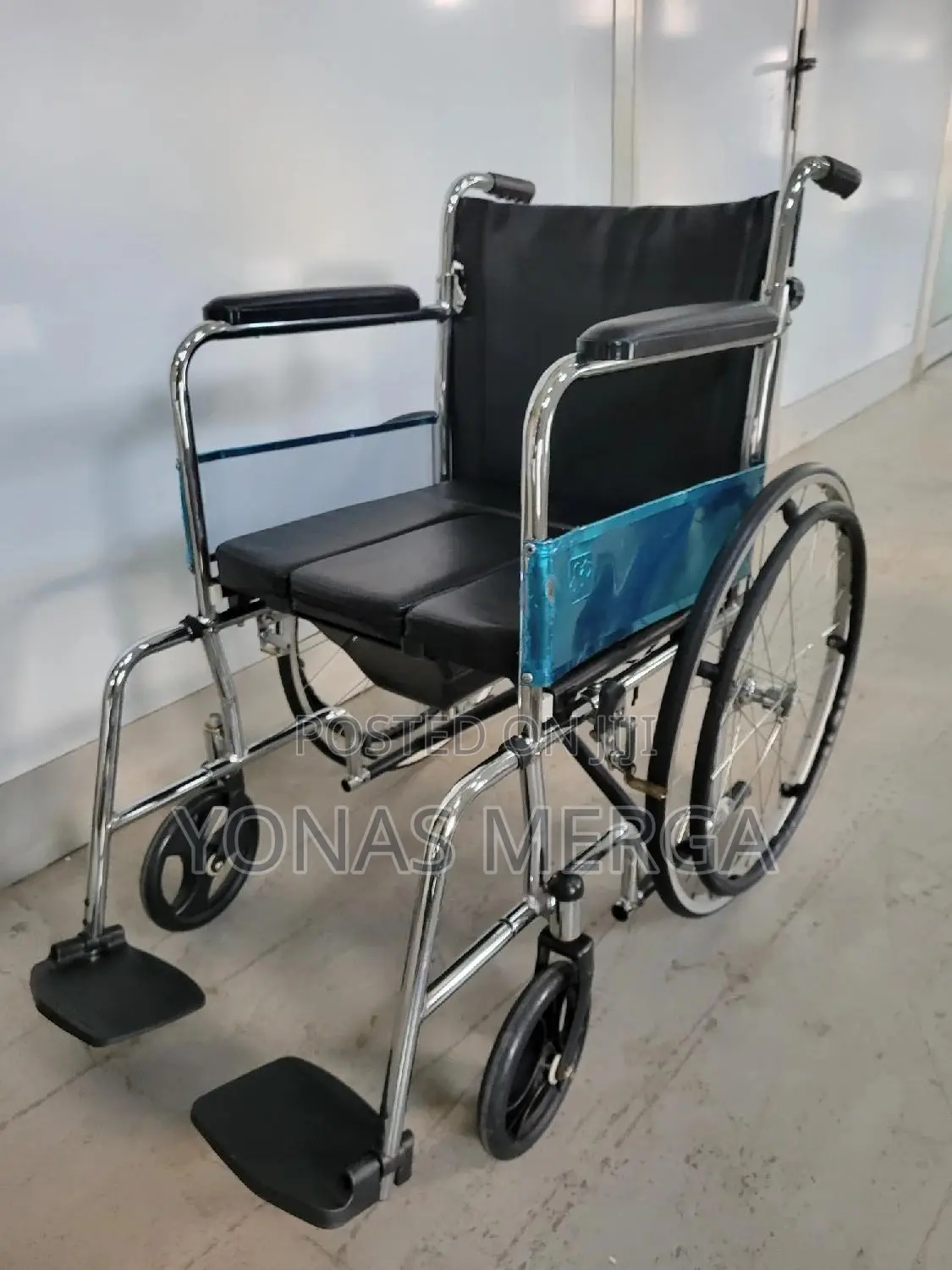 Commode Wheelchair耳 With a Built-in Toilet Cutout Seat, Padded Cushion