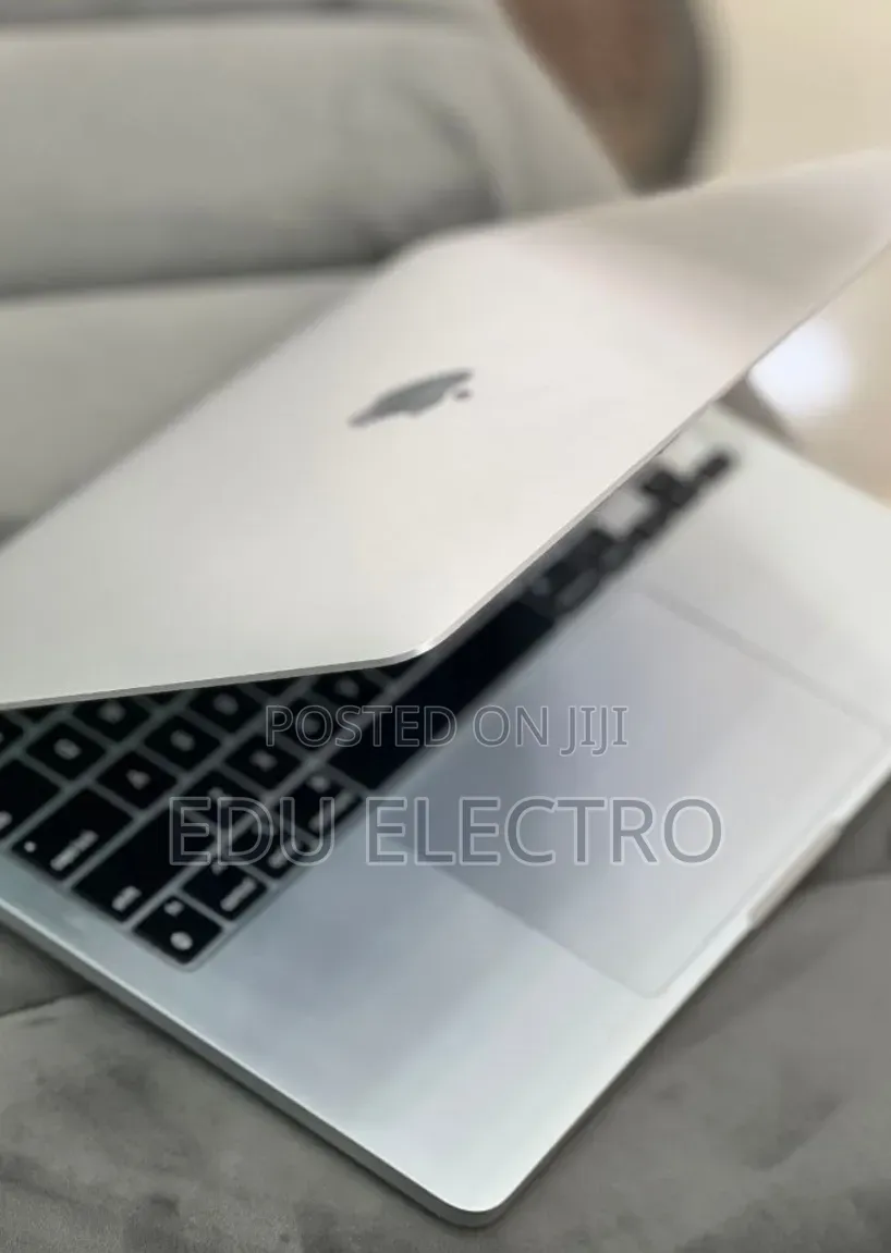 New Laptop Apple MacBook Pro 2022 M2 8GB Apple M2 SSD 512GB