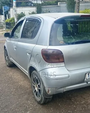 Toyota Vitz 2002 Silver