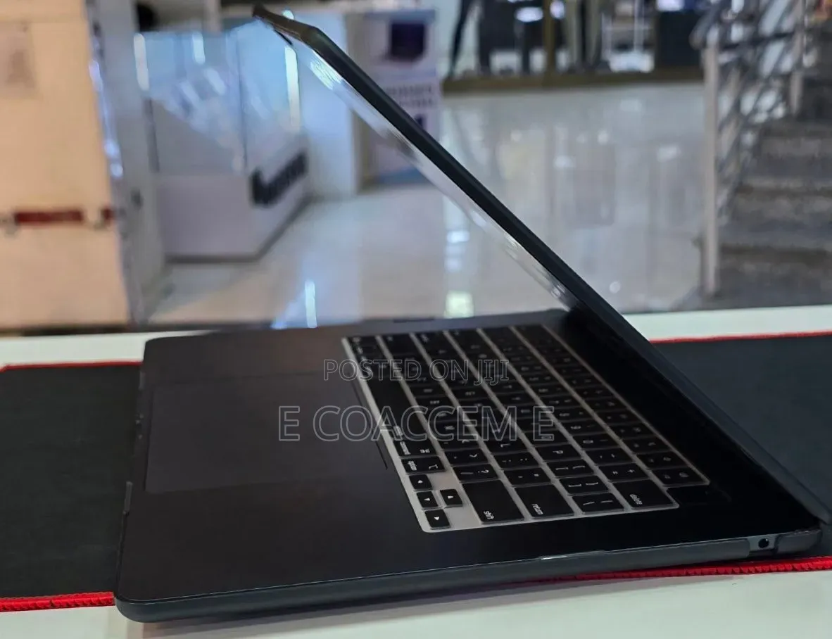 New Laptop Apple MacBook 16GB Apple M5 SSD 512GB