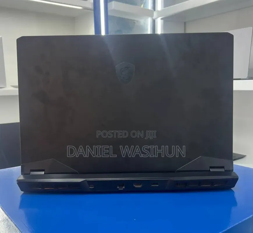 New Laptop MSI Creator 17 B11UG-223 16GB Intel Core i7 SSD 512GB