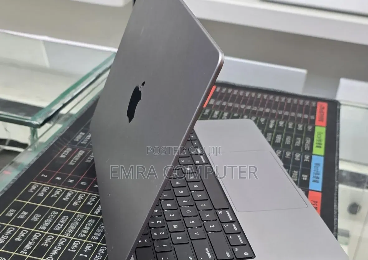 New Laptop Apple MacBook Pro 2021 M1 32GB Apple M1 Pro SSD 512GB
