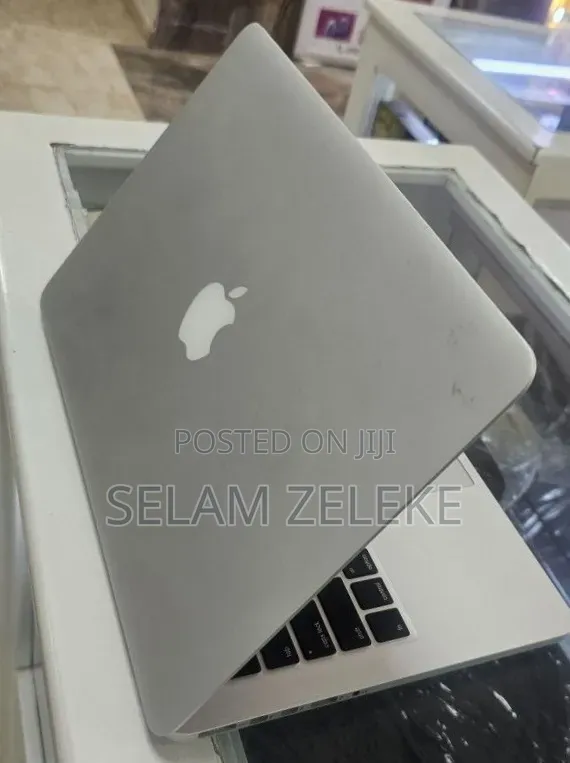 New Laptop Apple MacBook Pro 2015 8GB Intel Core i5 SSD 256GB