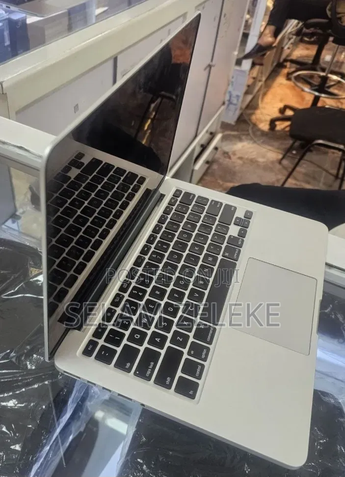 New Laptop Apple MacBook Pro 2015 8GB Intel Core i5 SSD 256GB