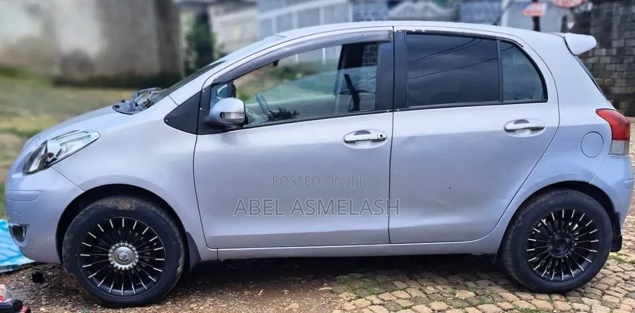 Toyota Yaris 2010 Gray