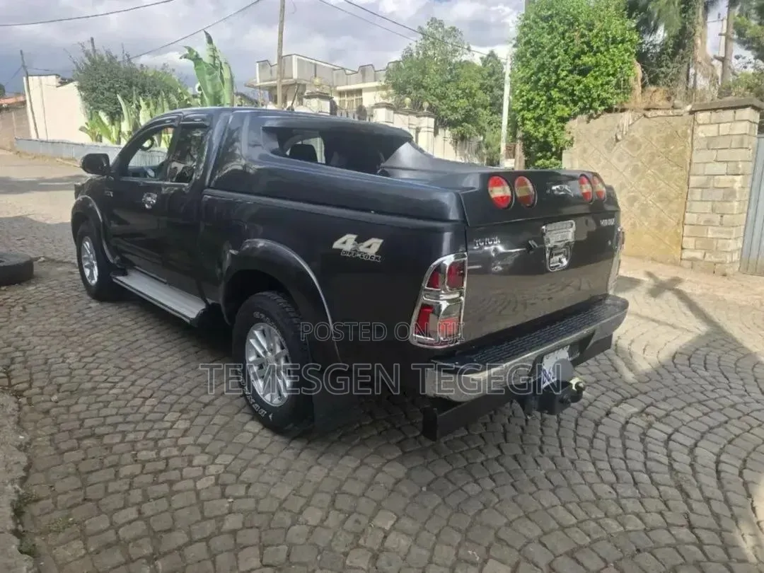 Toyota Hilux 2015 Black