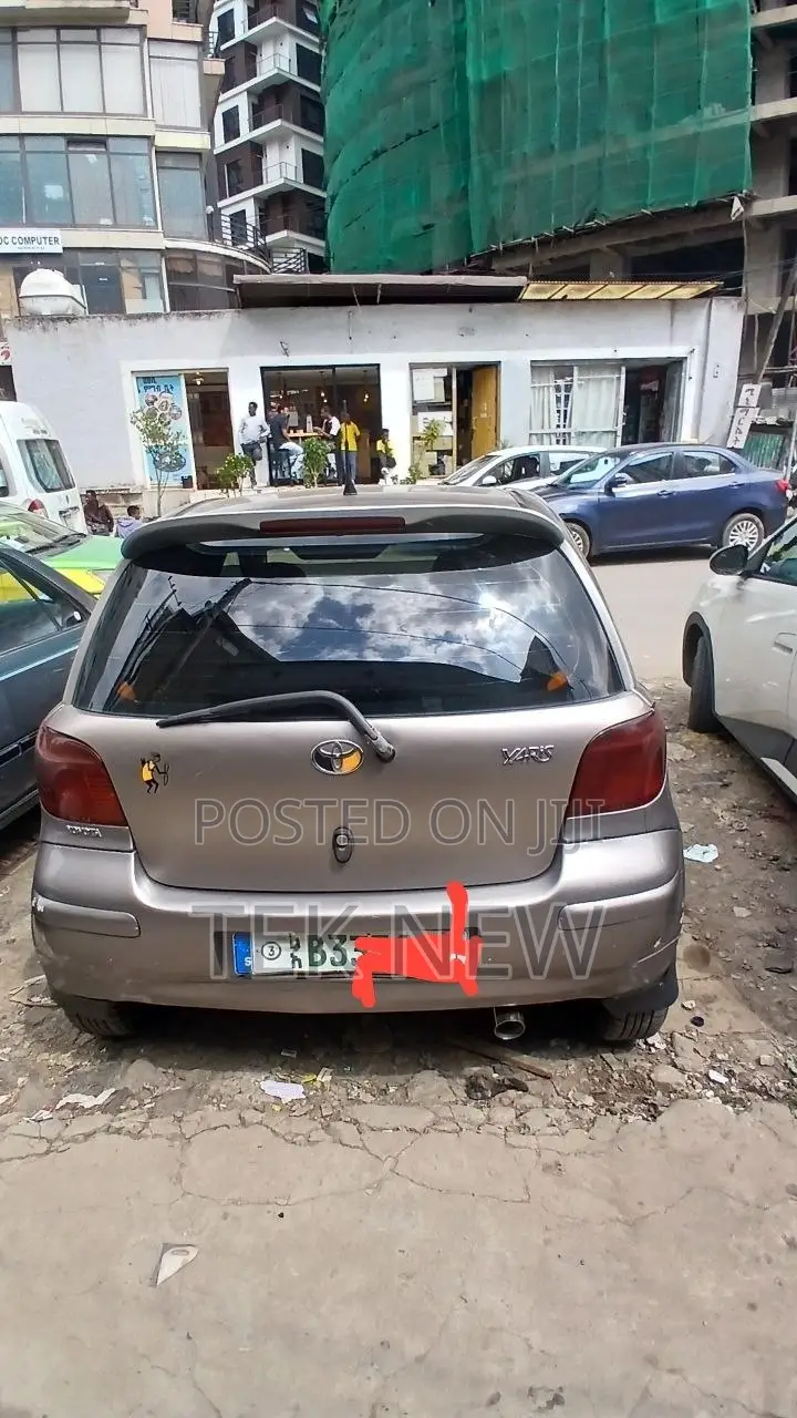 Toyota Vitz 2004 Silver