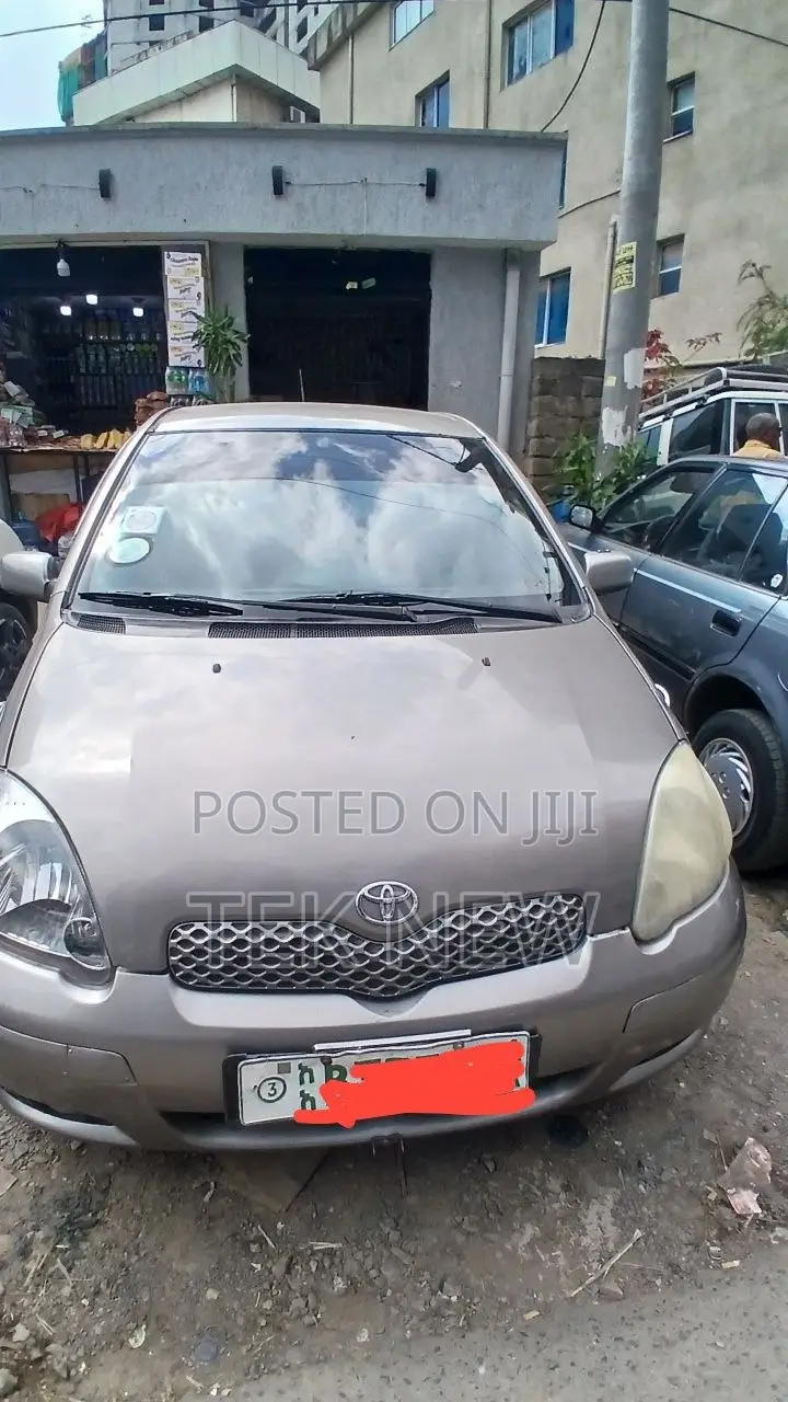 Toyota Vitz 2004 Silver