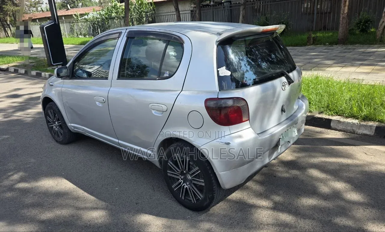 Toyota Vitz 2001 Silver