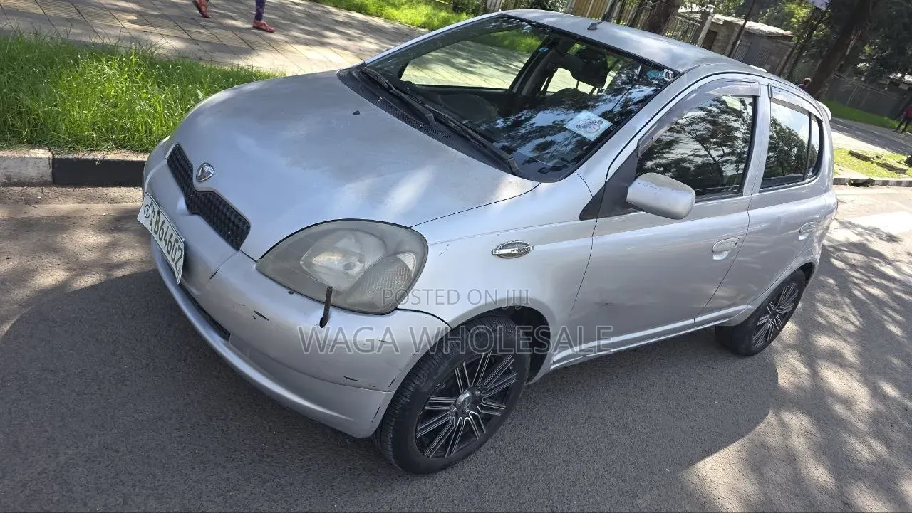 Toyota Vitz 2001 Silver