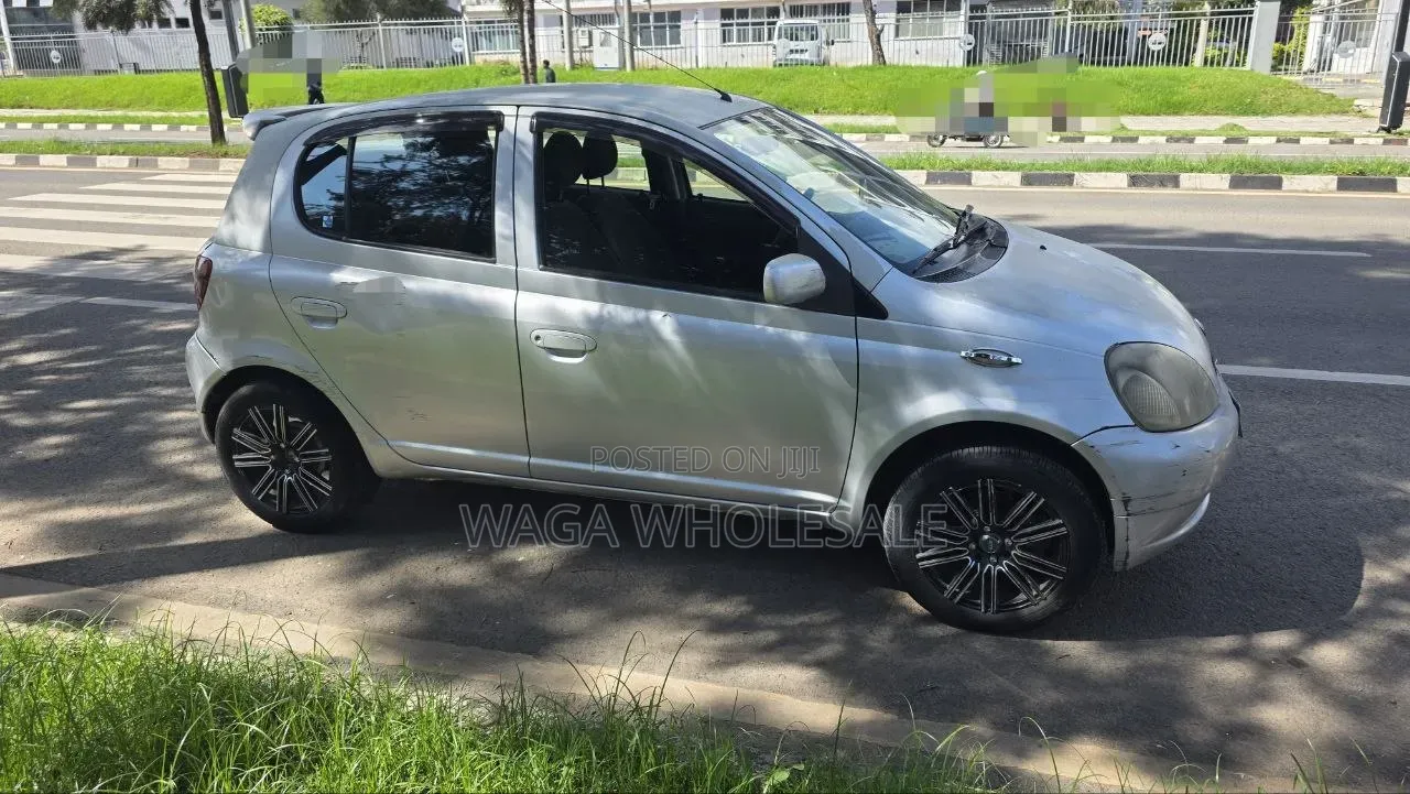 Toyota Vitz 2001 Silver