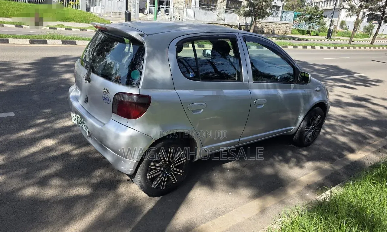 Toyota Vitz 2001 Silver