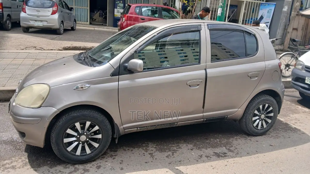 Toyota Vitz 2004 Silver