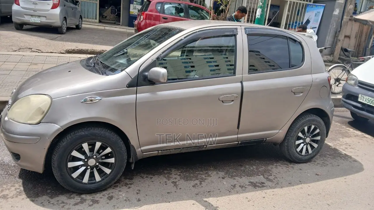 Toyota Vitz 2004 Silver