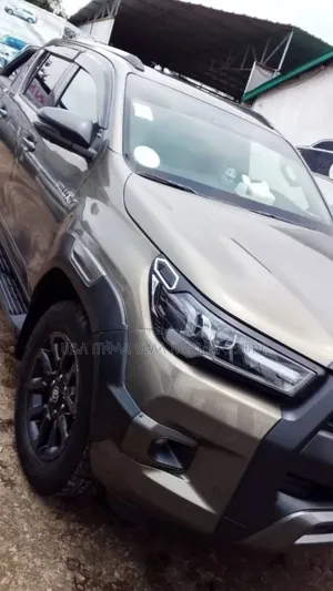 Toyota Hilux 2022 Orange