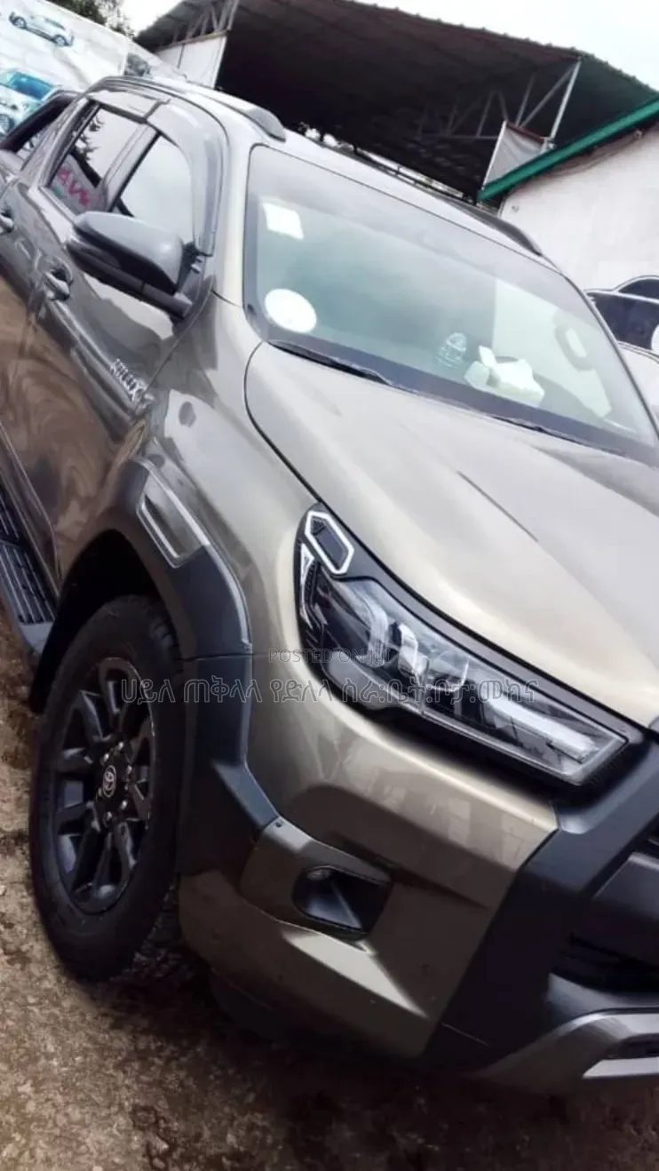 Toyota Hilux 2022 Orange