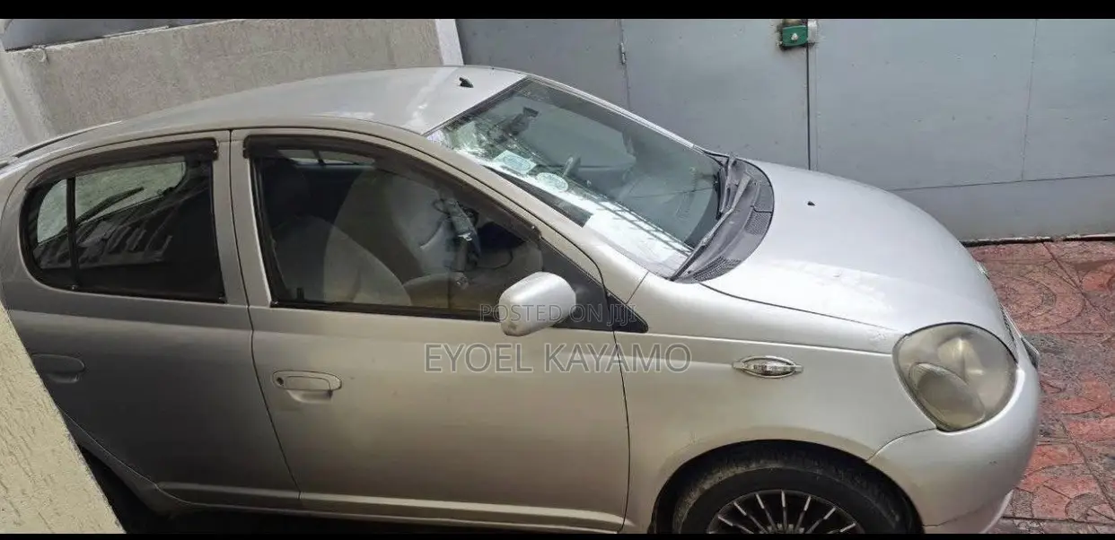 Toyota Vitz 2001 Silver