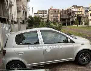 Toyota Vitz 2001 Silver