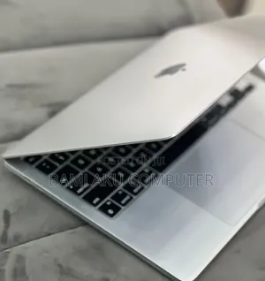 New Laptop Apple MacBook Pro 2022 M2 8GB Apple M2 SSD 512GB