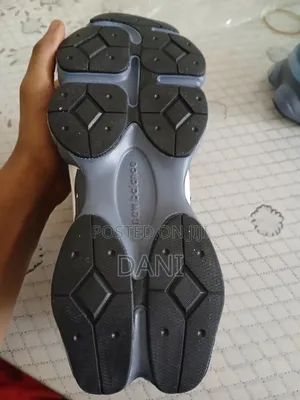 New Balance ጫማ በትልቅ ቅናሽ