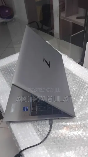 New Laptop HP ZBook Firefly G8 16GB Intel Core i7 SSD 512GB