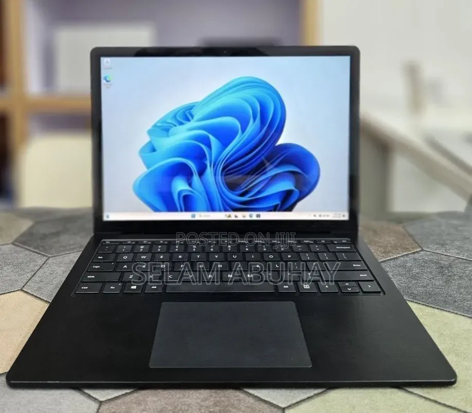 New Laptop Microsoft Surface 16GB Intel Core i7 SSD 512GB