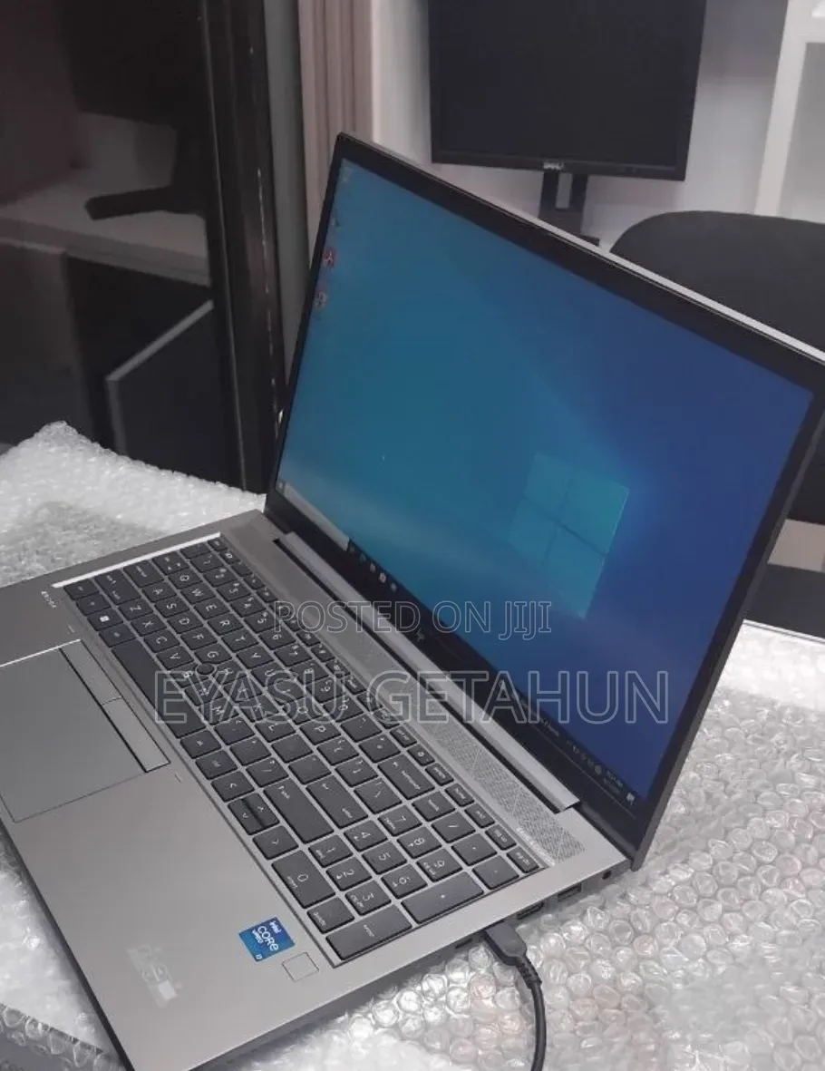 New Laptop HP ZBook Firefly G8 16GB Intel Core i7 SSD 512GB