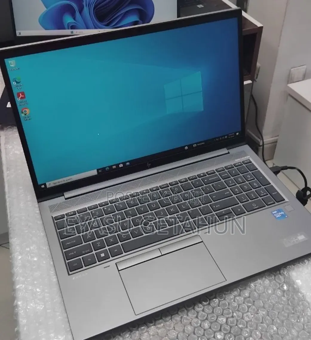 New Laptop HP ZBook Firefly G8 16GB Intel Core i7 SSD 512GB